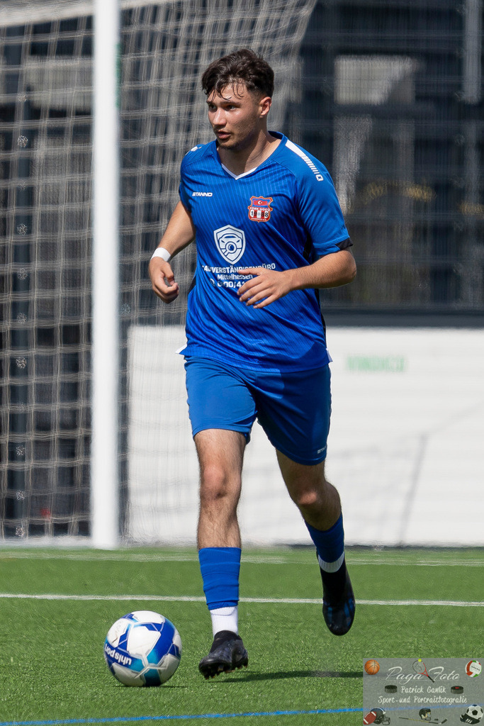 Testspiel: Spvgg. 03 Fechenheim - Türk Gücü Friedberg, 13.07.2024 | Arda Amet (Türk Gücü Friedberg #38), mit Ball, Freisteller, Portrait / Porträt, Spvgg. 03 Fechenheim - Türk Gücü Friedberg, Frankfurt am Main, Sportanlage Birsteiner Straße, 13.7.2024 - Realisiert mit Pictrs.com