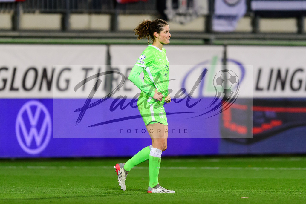 WOBJUV20211118_077 | Fussball, Frauen: Dominique Janssen (VfL Wolfsburg) enttaeuscht bei dem Spiel der UEFA Women´s Champions League zwischen VfL Wolfsburg und Juventus Turin im AOK-Stadion am 18.11.2021 in Wolfsburg, Deutschland. - Realisiert mit Pictrs.com