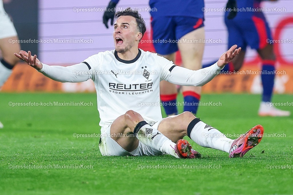 BMG28112501028 | 28.11.2025, Fußball, Borussia Mönchengladbach - RB Leipzig, 1. Fußball Bundesliga, 12.Spieltag, Borussia-Park, Saison 2025 2026: Haris Tabakovic (Borussia Mönchengladbach #15) gestikulierend am SpielfeldbodenDFB regulations prohibit any use of photographs as image sequences and or quasi-video.