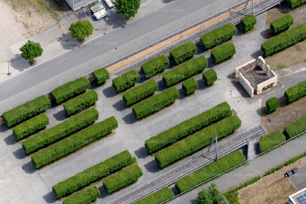 4030755 | HANNOVER 02.06.2020 Parkanlage mit Hecken am Sydney Garden dem Messegelände an der Straße der Nationen im Ortsteil Bemerode in Hannover im Bundesland Niedersachsen, Deutschland. // Park with hedges at the Sydney Garden the exhibition center on the Street of Nations in the district Bemerode in Hanover in the state Lower Saxony, Germany. Foto: Gerhard Launer