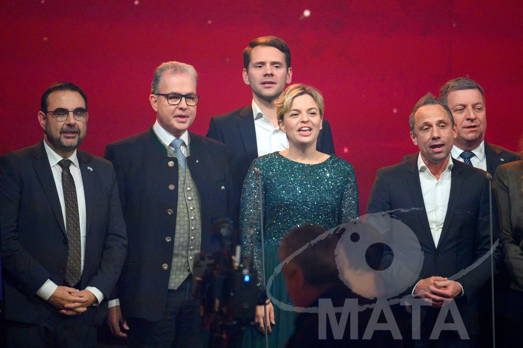 _DWA1707 | Klaus Holetscheck (CSU, MdL), Florian Streibl (Frei Wähler, MdL), Thomas von Sarnowski (Bündnis 90/Die Grünen, MdL), Katharina Schulze ( Bündnis 90/Die Grünen, MdL), Thorsten Glauber (Frei Wähler, Staatsminister für Umwelt und Verbraucherschutz), Christian Bernreiter (CSU, Staatsminister für Wohnen, Bau und Verkehr) bei '30 Jahre Sternstunden-Gala 2023' in der Frankenhalle. Nürnberg, 15.12.2023 - Realisiert mit Pictrs.com