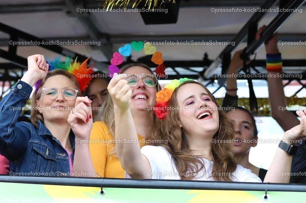 xSSC06072501057 | 06.07.2025, xsscx, Köln, Cologne Pride: Die Bundestagsabgeordnete Ricarda Lang als Teilnehmerin an der Demonstration auf dem Wagen von Bündnis 90/Die Grünen