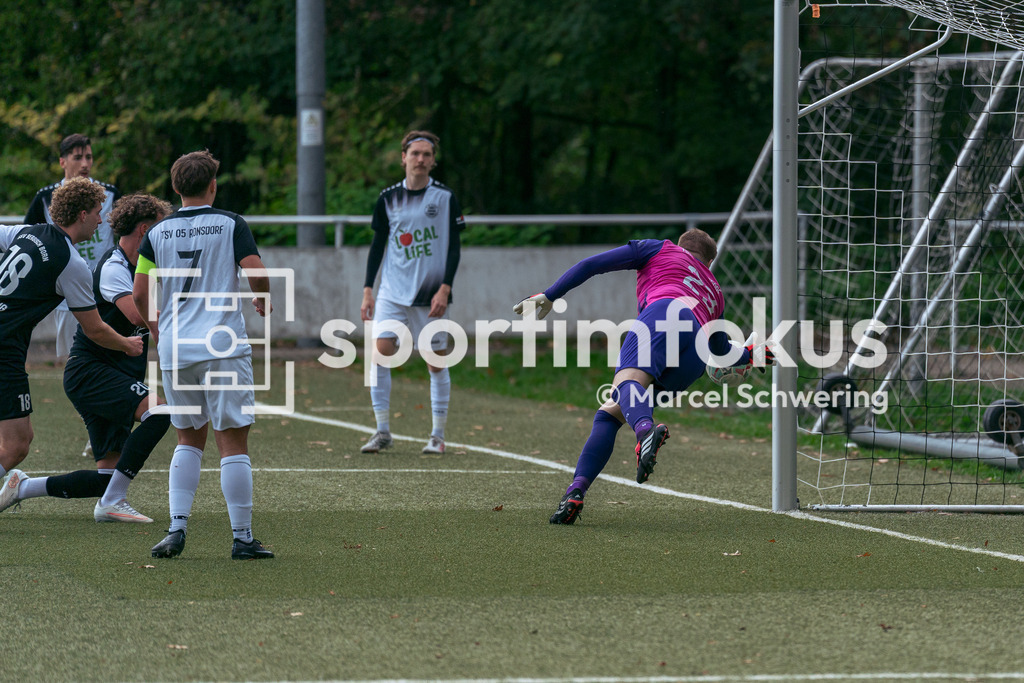 TSV 05 Ronsdorf – SSV Bergisch Born II | Robin Schworm (23, TSV 05 Ronsdorf) hält den Ball. Bezirksliga Niederrhein, Gruppe 2: TSV 05 Ronsdorf gegen SSV Bergisch Born II, Wuppertal, 11.10.2026. Endstand: 3:1. sportimfokus / Marcel Schwering - Realisiert mit Pictrs.com