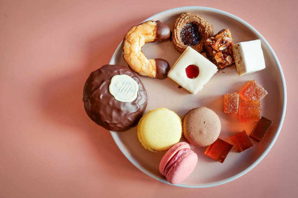 Patisserie Süßstoff | Wimsheim - Die junge Konditorin Franziska Weiler erlitt 2021 einen Schlaganfall. Wenige Monate später eröffnete sie ihre eigene Patisserie in Wimsheim. - Realisiert mit Pictrs.com
