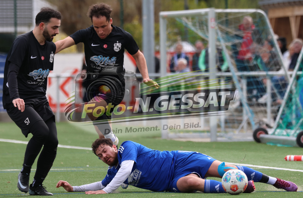 SV Enger-Westerenger - TSV Löhne | Auf dem Bild zu sehen: blau SV Enger-Westerenger: Taha Baroude ; schwarz TSV Löhne v.l.: Ahmet Balcioglu, Yazid Heddad SV Enger-Westerenger, TSV Löhne, Saison 25/26, Kreisliga A, Enger, Deutschland - Realisiert mit Pictrs.com