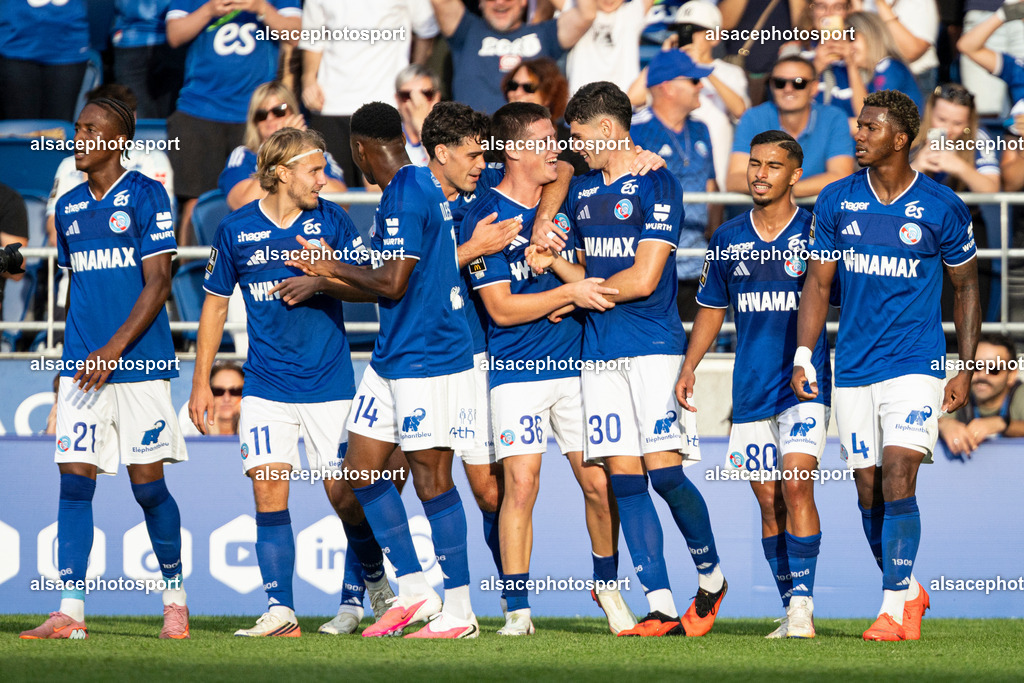 9L6A7953 | Joie des joueurs de l'equipe de apres le but de Racing Strasbourg - Realisiert mit Pictrs.com