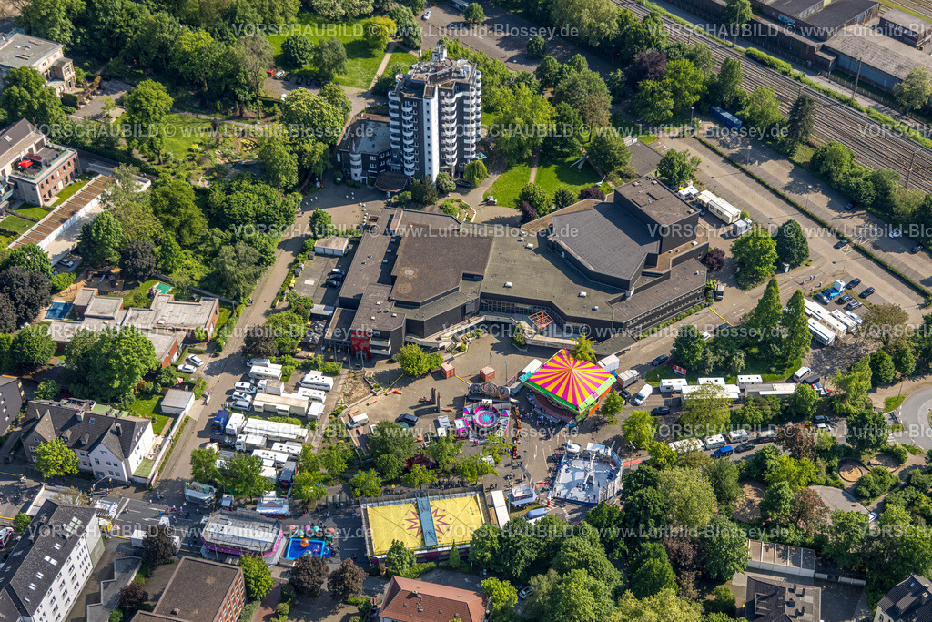 Witten240506840 | Luftbild, Himmelfahrtskirmes auf der Berger Straße am Saalbau Witten, Parkhotel Hochhaus, Karussell und Verkaufsstände, Witten, Ruhrgebiet, Nordrhein-Westfalen, Deutschland