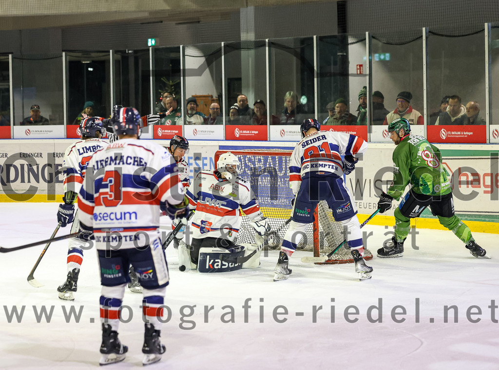 2023-12-17_122_TSV_Erding_gegen_ESC_Kempten | Erding, Deutschland, 17.12.2023:
Eishockey, Bayernliga Vorrunde 2023 / 2024, 18. Spieltag, TSV Erding gegen ESC Kempten, Endergebnis: 5:1

Torwart Luca Mayer (ESC Kempten, #32), Mauro Seider (ESC Kempten, #91), Michael Trox (Erding Gladiators, #86)

Foto: Christian Riedel / fotografie-riedel.net