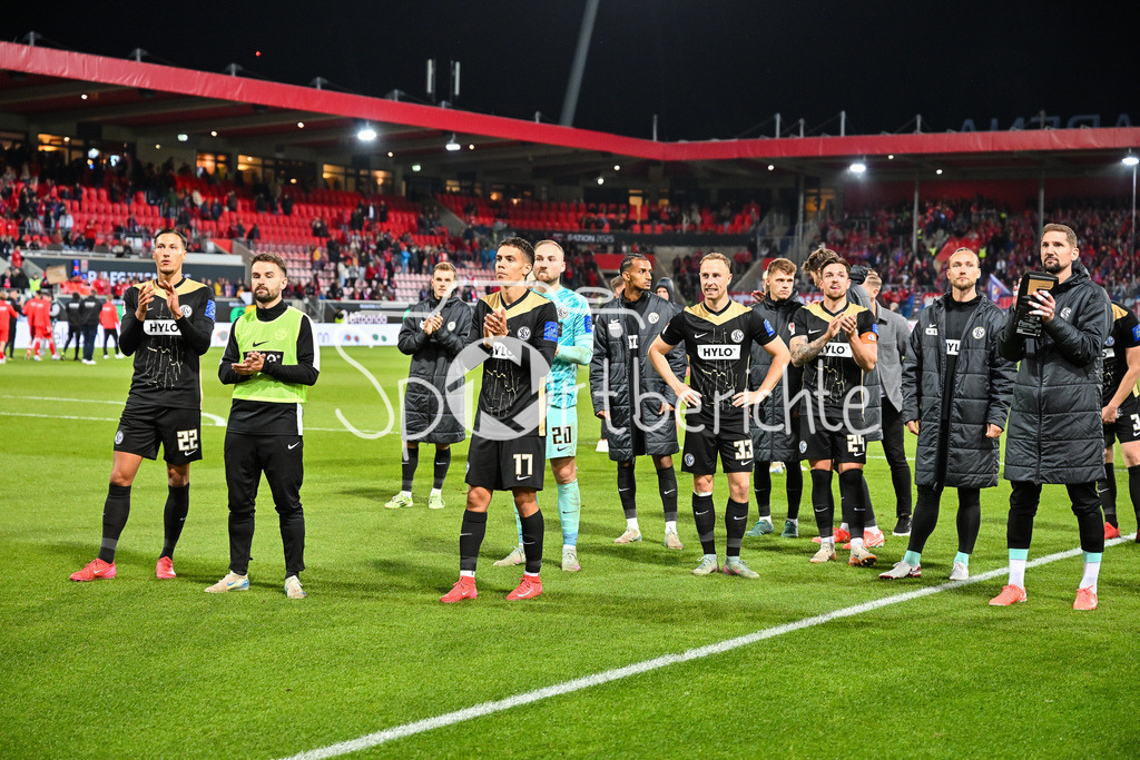 1. FC Heidenheim - SV Elversberg 07 | Die Spieler der Gaeste verabschieden sich nach der Partie bei den mitgereisten Fans aus Elversberg / Relegation Bundesliga: 1. FC Heidenheim - SV Elversberg 07, Voith-Arena am 22.05.2025 / DFL REGULATIONS PROHIBIT ANY USE OF PHOTOGRAPHS AS IMAGE SEQUENCES AND/OR QUASI-VIDEO / BLD / ZDF