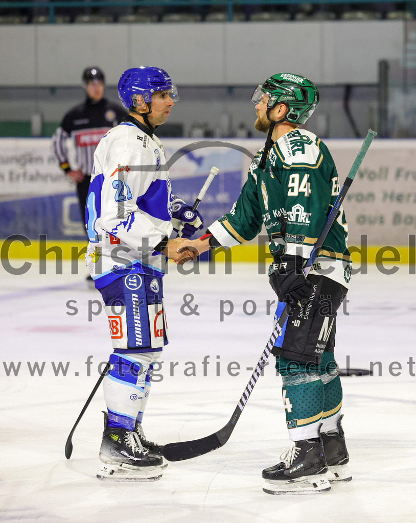 2025-09-26_148_TSV_Erding_gegen_SC_Riessersee | Erding, Deutschland, 26.09.2025:Eishockey, Oberliga Süd 2025 / 2026, 3. Spieltag, TSV Erding gegen SC Riessersee, Endergebnis: 3:5Alexander Höller (SC Riessersee, #21), Markus Eberhardt (Erding Gladiators, #94)Foto: Christian Riedel / fotografie-riedel.net