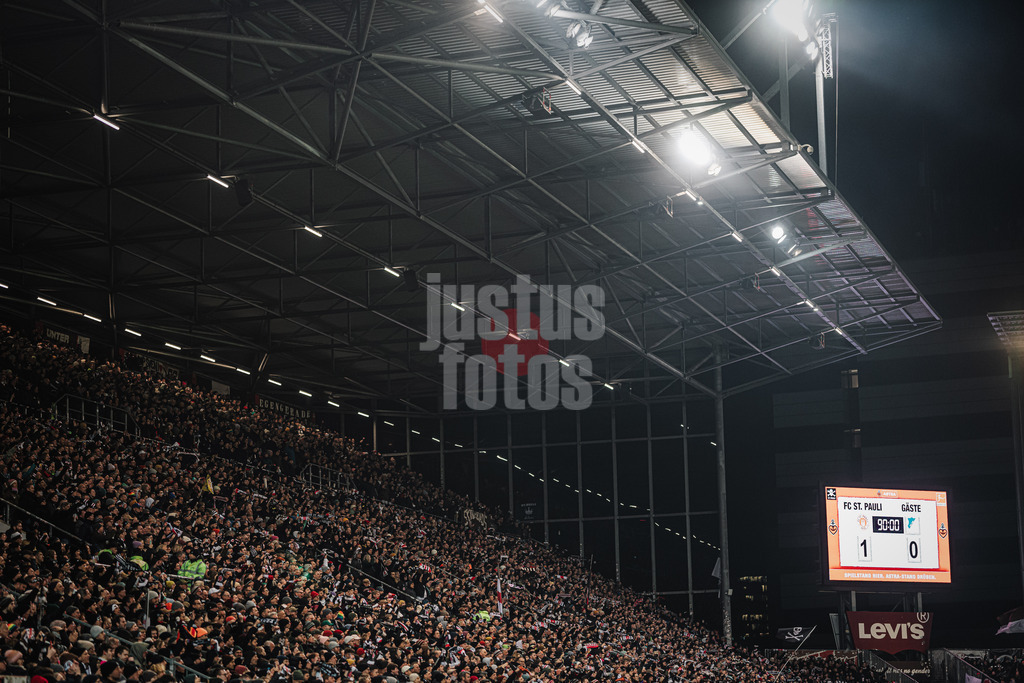 Fußball | Männer | Saison 2024/2025  | Fußball-Bundesliga | 26. Spieltag | FC St. Pauli vs. TSG Hoffenheim | 14.03.2025 | Nach 90 Minuten steht es 1:0 für St. Pauli auf der Anzeigetafel