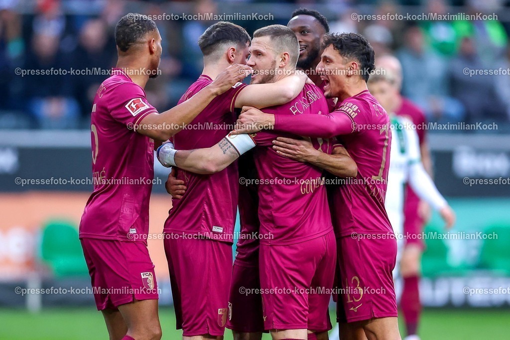 BMG21022501071 | 22.02.2025, Fußball, Borussia Mönchengladbach - FC Augsburg, 1. Fußball Bundesliga, Borussia-Park, Saison 2024 2025: Torjubel nach dem 2:0 durch Torschütze Alexis Claude-Maurice (FC Augsburg #20)DFB regulations prohibit any use of photographs as image sequences and or quasi-video.