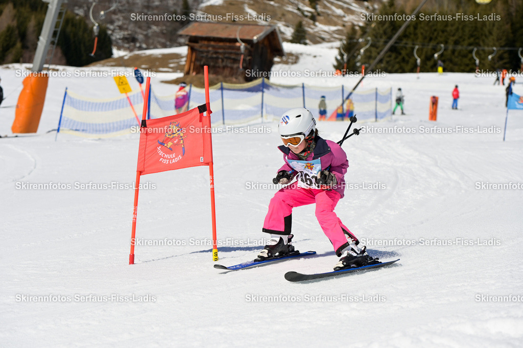 SRF_27.02.2026_785 | Skirennfotos,Serfaus,Fiss,Ladis,Kinderskirennen,Winter,Tirol,Oberland,skirace,SFL,feelfree,weil wir's genießen,ski,Ski,skifahren,Sonnenplateau, - Realisiert mit Pictrs.com