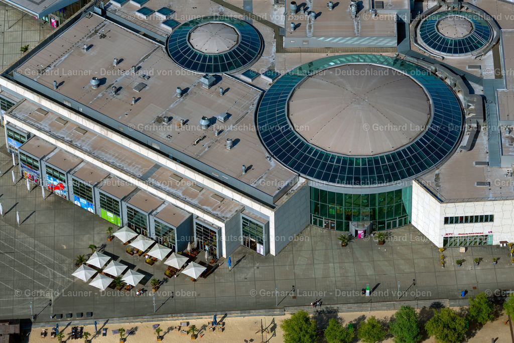 4030074 | BREMEN 01.06.2020 Gebäudekomplex des Einkaufszentrums Waterfront im Ortsteil Industriehäfen am Ufer des Flusses Weser in Bremen. // Building complex of the shopping mall "Waterfront" on the riverbank of the Weser in Bremen in Germany. Foto: Gerhard Launer