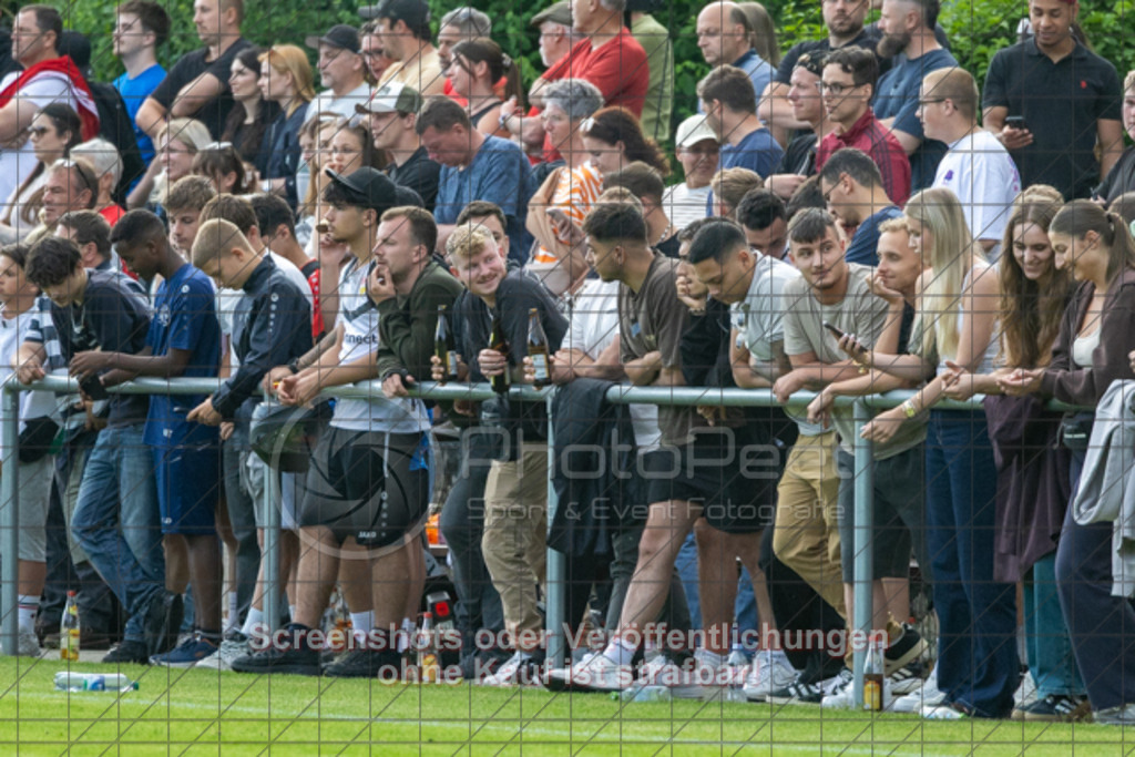 20250616_200549_0721 | #,  TV Eybach (weiß) vs. 1.FC Donzdorf II (rot), Fussball, Entscheidungsspiel 3 in Kreisliga A3 - Bezirk Neckar/Fils, Saison 2024/2025, Rasensportplatz, Staufenecker Str. 41, 73084 Salach, 16.06.2025 - 18:30 Uhr,Foto: PhotoPeet-Sportfotografie/Peter Harich