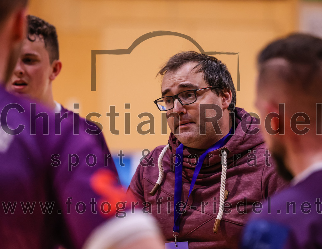 2024-11-09_093_SpVgg_Altenerding_gegen_TV_Altoetting | Erding, Deutschland, 09.11.2024:Handball, Bezirksoberliga Männer 2024 / 2025, 6. Spieltag, SpVgg Altenerding gegen TV Altötting, Endergebnis: 26:22Trainer Simon Klawe (SpVgg Altenerding)Foto: Christian Riedel / fotografie-riedel.net