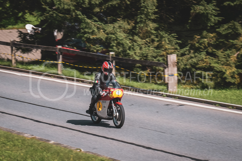 21. Arosa ClassicCar 2025 - 6. =September= 2025 | Das Feld der Motorräder an der Arosa ClassicCar 2025..@arosaclassiccar, @arosa.official, #arosaclassiccar, #arosa, #76curves, #classiccarBild: Sportfotografie Markus Aeschimann | www.markus-aeschimann.ch - Realisiert mit Pictrs.com