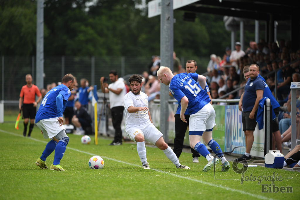 1. FC Nordenham-SV GOTANO | Kreispokal Finale Jade-Weser-Hunte 1. Mannschaften; 1.FC Nordenham (weiß)-SV GOTANO (blau) am 15.06.2025 in Rastede (Sportanlage Köttersweg), Photo: Philip Eiben 2025 - Realisiert mit Pictrs.com