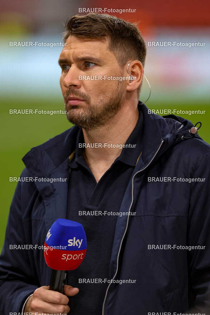 Bayer 04 Leverkusen vs Eintracht Frankfurt - Bundesliga  | Leverkusen, Deutschland, 12.09.25:   Experte Patrick Helmes schaut waehrend des Spiels der Bundesliga zwischen  Bayer 04 Leverkusen vs Eintracht Frankfurt in der BayArena(Foto von Brauer-Fotoagentur / Adrian Schlueter)
