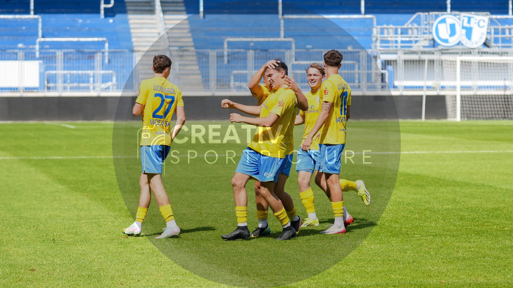 Fußball, Herren, Saison 2025/2026, Regionalliga Nordost, 3. Spieltag, 1.FC Magdeburg II vs. FSV 63 Luckenwalde, Samstag 09.08.2025, Avnet Arena Magdeburg | Fußball, Herren, Saison 2025/2026, Regionalliga Nordost, 3. Spieltag, 1.FC Magdeburg II vs. FSV 63 Luckenwalde, Samstag 09.08.2025, Avnet Arena Magdeburg, Im Bild: Großer Jubel beim FSV 63 Luckenwalde nach dem Tor von Simon Gollnack (m.) zum 0:2. - Realisiert mit Pictrs.com