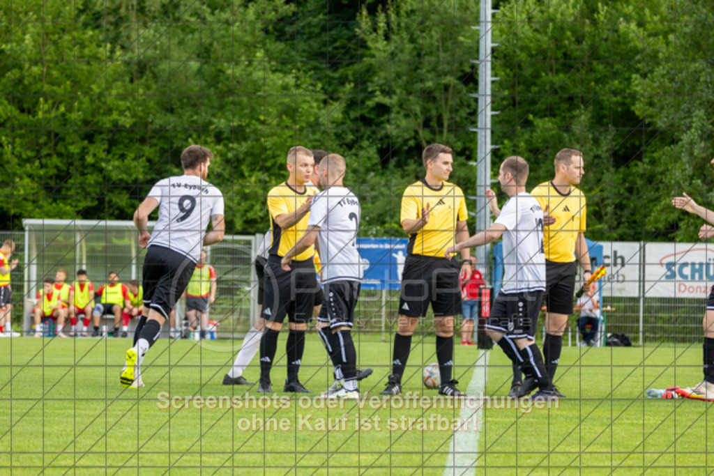 20250616_182831_0108 | #,  TV Eybach (weiß) vs. 1.FC Donzdorf II (rot), Fussball, Entscheidungsspiel 3 in Kreisliga A3 - Bezirk Neckar/Fils, Saison 2024/2025, Rasensportplatz, Staufenecker Str. 41, 73084 Salach, 16.06.2025 - 18:30 Uhr,Foto: PhotoPeet-Sportfotografie/Peter Harich