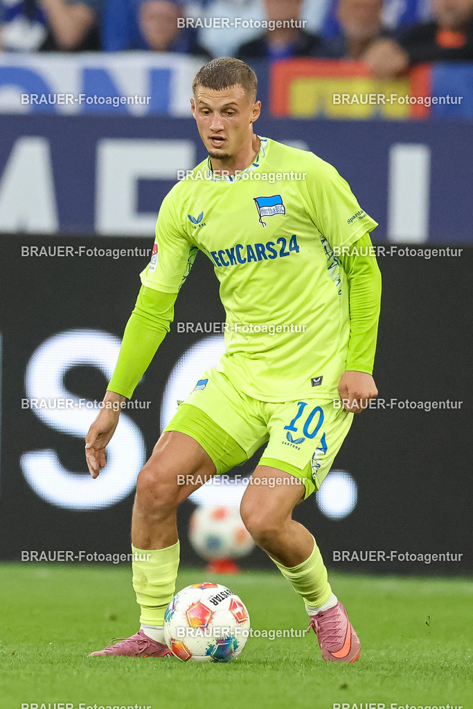1_S04BER_20250801_2089.JPG -  - FC Schalke 04 - Hertha BSC Berlin - 2. Bundesliga | Gelsenkirchen, Deutschland, 01.08.25: Michael Cuisance (Hertha BSC Berlin) in Aktion, am Ball, Einzelaktion waehrend des Spiels der 2. Bundesliga zwischen FC Schalke 04 - Hertha BSC Berlin in der Veltins-Arena am 01. August 2025 in Gelsenkirchen, Deutschland. (Foto von Stefan Brauer/Brauer-Fotoagentur)DFB/DFL REGULATIONS PROHIBIT ANY USE OF PHOTOGRAPHS AS IMAGE SEQUENCES AND/OR QUASI-VIDEO.