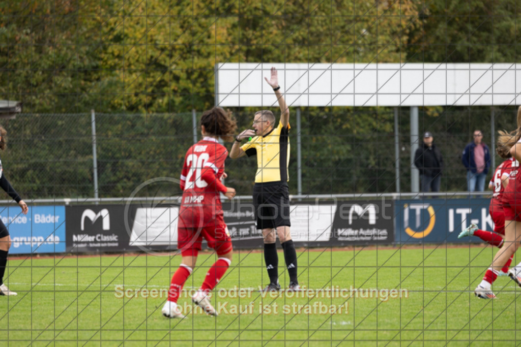 20251012_132436_0402 | #,1.FC Donzdorf (schwarz) vs. VfB Stuttgart II (rot), Fussball, Frauen-Verbandsliga Württemberg, 05. Spieltag, Saison 2025/2026, Rasenplatz Lautertal Stadion, Süßener Straße 16, 73072 Donzdorf, 12.10.2025 - 13:00 Uhr,Foto: PhotoPeet-Sportfotografie/Peter Harich