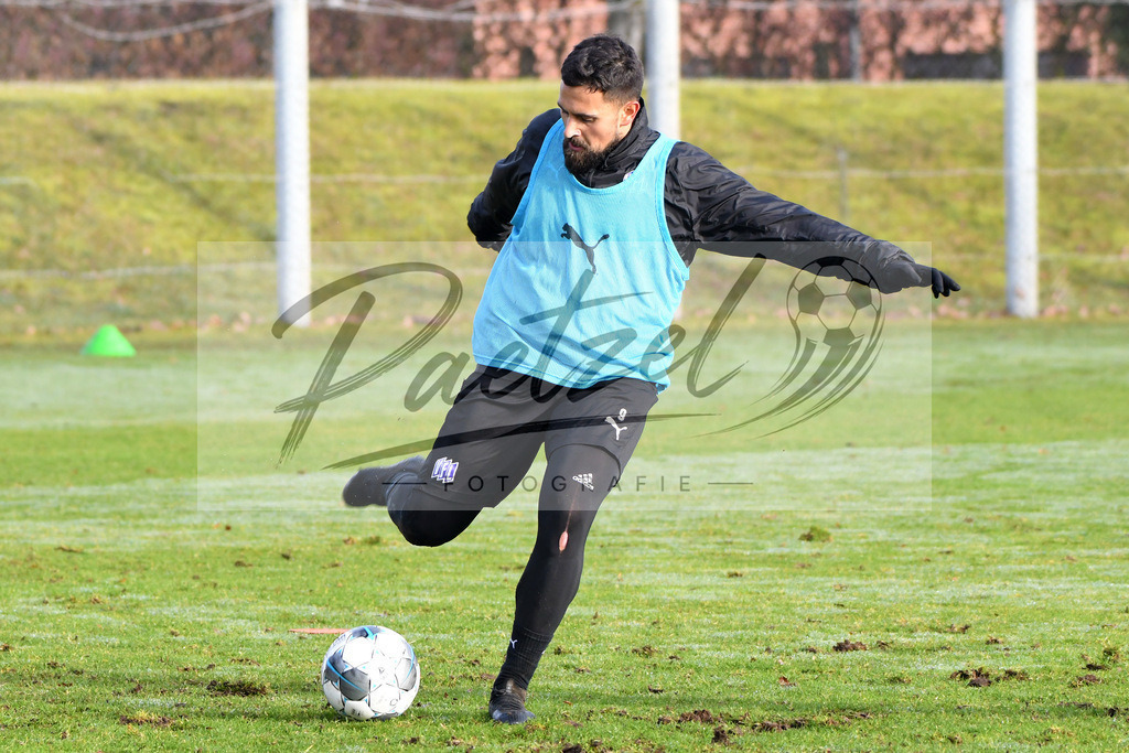 20200126_TRAOSN_0013 | Fußball, Herren: Marcos Alvarez (VfL Osnabrück) in Aktion, am Ball, Einzelaktion beim Training des VfL Osnabrück am 26.01.2020 im Sportpark Illoshöhe in Osnabrück, Deutschland.(Foto von Nico Paetzel) - Realisiert mit Pictrs.com