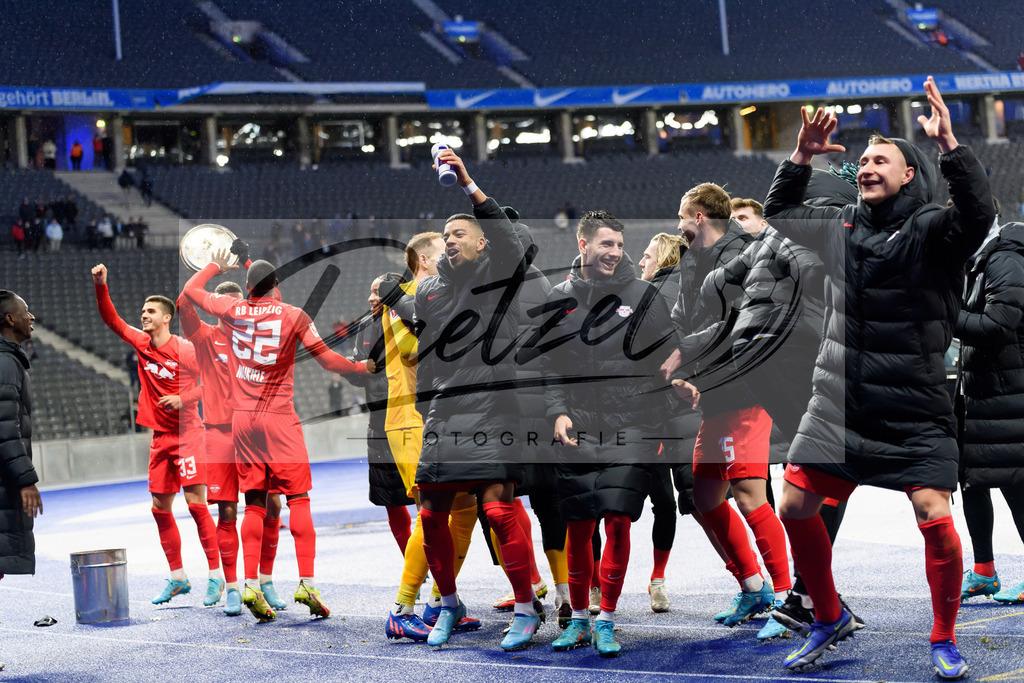 BSCRBL20220220_112 | Fussball, Herren: . Spieler von RB Leipzig Schlussjubel, jubelt nach dem 1:6 Sieg bei dem Spiel der 1. Bundesliga zwischen Hertha BSC und RB Leipzig im Olypiastadion am 20.02.2022 in Berlin, Deutschland.DFB / DFL REGULATIONS PROHIBIT ANY USE OF PHOTOGRAPHS AS IMAGE SEQUENCES AND/OR QUASI-VIDEO. - Realisiert mit Pictrs.com