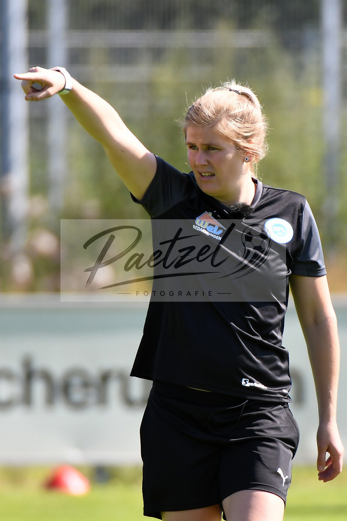 TRASFL20200713_0053 | Fussball, Herren: Trainerin Imke Wuebbenhorst (SF Lotte) gestikuliert bei der Trainingseinheit von SF Lotte im Sportpark am Lotter Kreuz am 13.07.2020 in Lotte, Deutschland. - Realisiert mit Pictrs.com