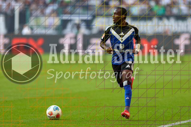 Borussia Mönchengladbach vs Hamburger SV - Bundesliga  | Mönchengladbach, Deutschland, 24.08.25:   Jean-Luc Dompe (Hamburger SV) in Aktion am Ball, Einzelaktion waehrend des Spiels der Bundesliga zwischen Borussia Mönchengladbach vs Hamburger SV im Stadion im Borussia Park(Foto von Brauer-Fotoagentur / Adrian Schlueter)