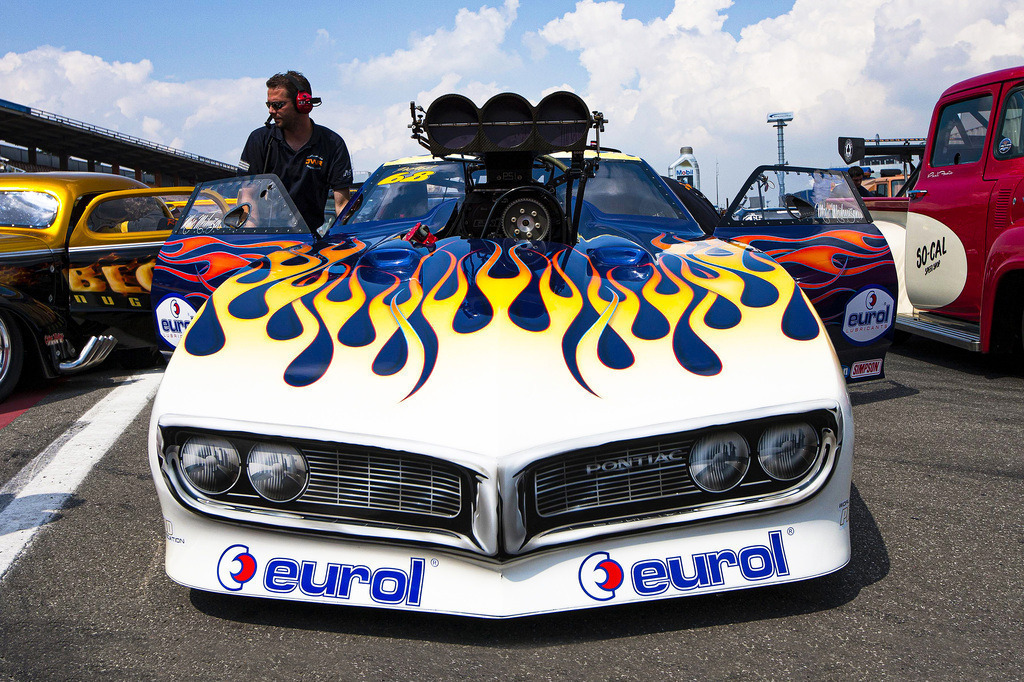 Dragster Hot Flames | PS-starkes Motiv eines Top-Fuel-Dragster direkt vom Dragstrip. Seine Motorhaube, mittig thront die Lufthutze zur Beatmung des V8-Motors, ziert ein typisches Flammen-Airbrush.Ein hochwertiges Wandbild in brillanter Druckqualität auf Acrylglas, Alu-Dibond, Leinwand und vielen weiteren Wandprodukten perfekte geeignet für Ihr Ambiente. - Realisiert mit Pictrs.com