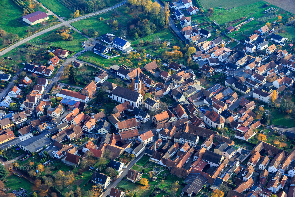 Luftbild: Laurentiuskirche und protestantische Kirche in Göcklingen im Bundesland Rheinland-Pfalz in Deutschland. Foto: IMG_085174.jpg vom 08.11.2015 durch Werner Riehm/FLY-FOTO.de