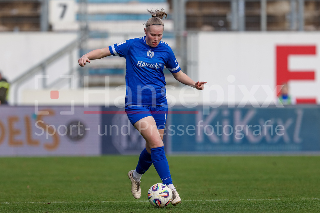 Fussball, 2. Frauen-Bundesliga, SV Meppen - VfB Stuttgart | Merete Drees (SV Meppen, 4) am Ball, Freisteller, Einzelbild, Ganzkörper, Aktion, Action, Spielszene, DIE DFB-RICHTLINIEN UNTERSAGEN JEGLICHE NUTZUNG VON FOTOS ALS SEQUENZBILDER UND/ODER VIDEOÄHNLICHE FOTOSTRECKEN. DFB REGULATIONS PROHIBIT ANY USE OF PHOTOGRAPHS AS IMAGE SEQUENCES AND/OR QUASI-VIDEO.