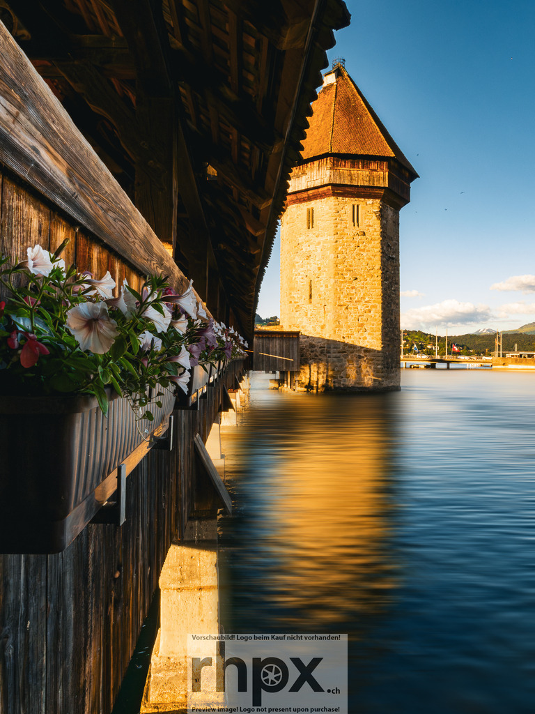 Kapellbrücke und Wasserturm Luzern im goldenen Abendlicht | Stimmungsvolle Fotokunst aus Luzern. Erlebe den Pilatus, den See und die Stadt Luzern in exklusiven Aufnahmen in der Fotogalerie & Shop. - Realisiert mit Pictrs.com
