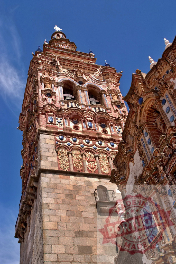 Giralda tower San Juan Bautista Jerez de los Caballeros. Extremdura - Spain | Ornate baroque church bell tower reaching into a clear blue sky in Spain - Realisiert mit Pictrs.com