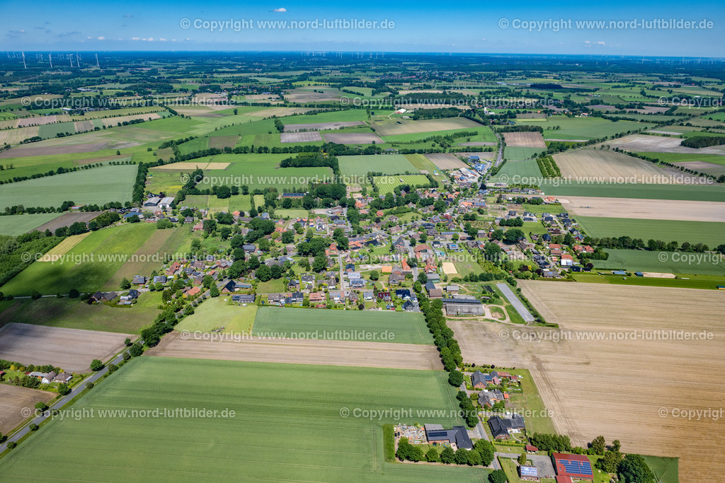 Wangersen_ELS_6585030622 | WANGERSEN 03.06.2022 Ortsansicht am Rande von landwirtschaftlichen Feldern und Nutzflächen in Wangersen im Bundesland Niedersachsen, Deutschland. // Village view on the edge of agricultural fields and land in Wangersen in the state Lower Saxony, Germany. Foto: Martin Elsen