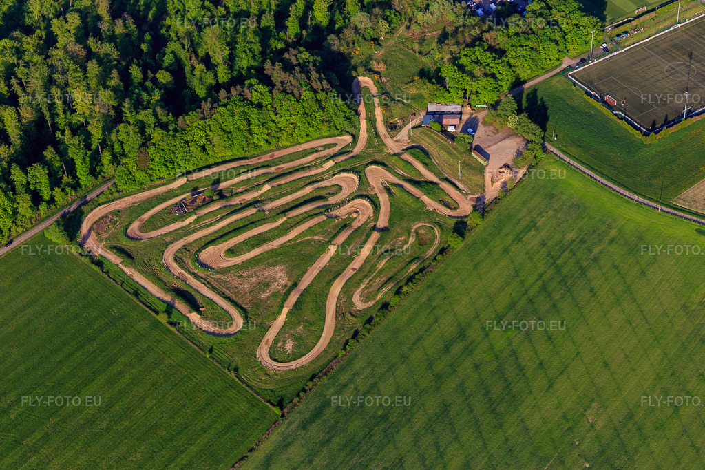 Vue aérienne: Circuit Moto Club des Corbeaux à Rahling dans le département Moselle, France. Photo: IMG_145771.jpg prise le 30/04/2025 par Werner Riehm/FLY-FOTO.euRésolution de l'original: 5472 x 3648 px