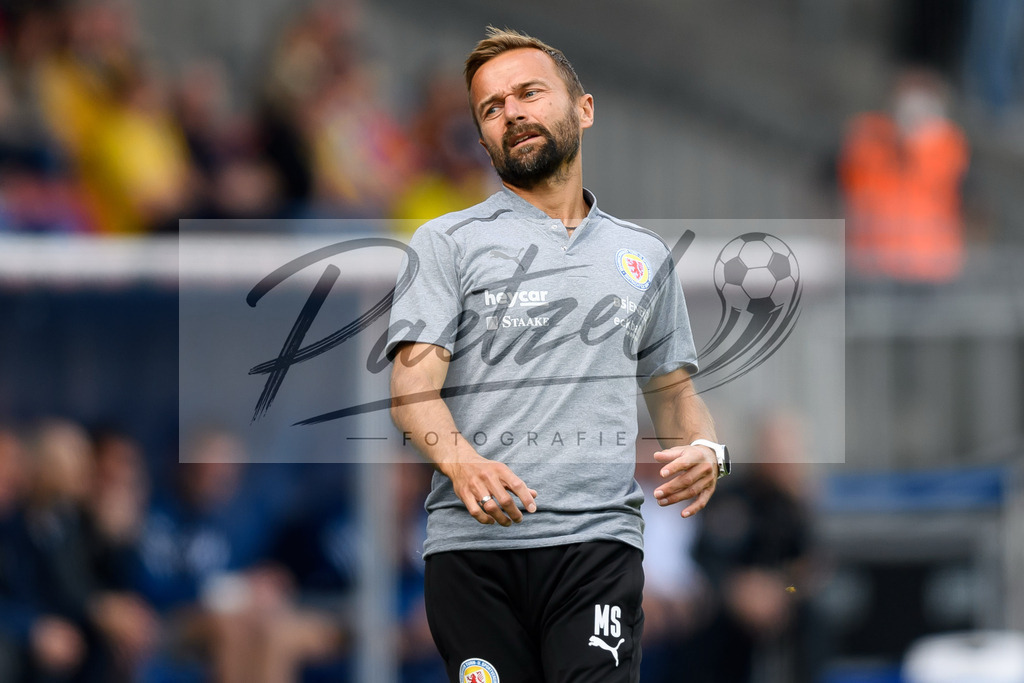 EBSTSV20210828_126 | Fussball, Herren: Trainer Michael Schiele (Eintracht Braunschweig) enttaeuscht beim Spiel der 3. Liga zwischen Eintracht Braunschweig und TSV 1860 Muenchen im Eintracht-Stadion am 28.08.2021 in Braunschweig, Deutschland.DFB / DFL REGULATIONS PROHIBIT ANY USE OF PHOTOGRAPHS AS IMAGE SEQUENCES AND/OR QUASI-VIDEO. - Realisiert mit Pictrs.com