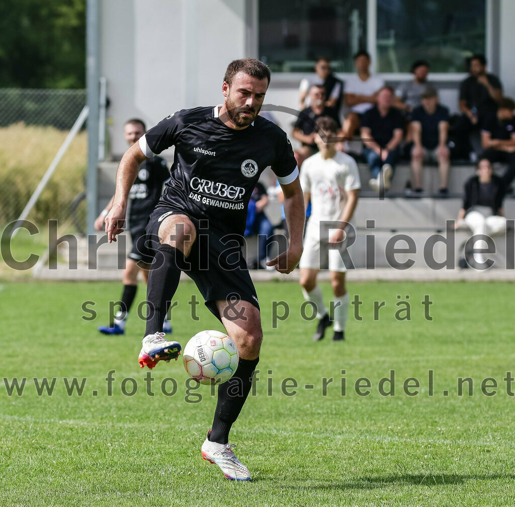 2023-07-02_084_SV_Walpertskirchen_gegen_FC_Herzogstadt | Walpertskirchen, Deutschland, 02.07.2023:
Fußball, Kreisliga 2023 / 2024, Testspiel, SV Walpertskirchen gegen FC Herzogstadt, Endergebnis: 

Christoph Greckl (FC Herzogstadt, #5)

Foto: Christian Riedel / fotografie-riedel.net