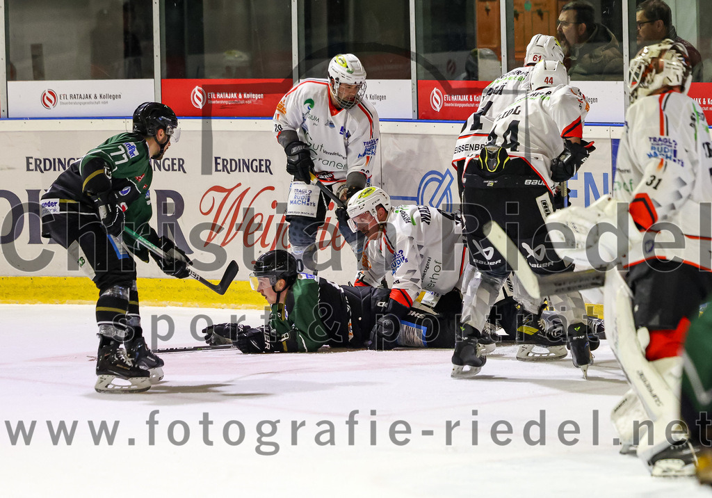 2022-11-04_069_Eishockey_TSV_Erding_gegen_TSV_Peissenberg | Erding, Deutschland, 04.11.2022:
Eishockey, Bayernliga 2022 / 2023, 10. Spieltag, TSV Erding gegen TSV Peißenberg, Endergebnis: 4:3

Philipp Michl (Erding Gladiators, #77), Marc Barchmann (Erding Gladiators, #10)

Foto: Christian Riedel / fotografie-riedel.net