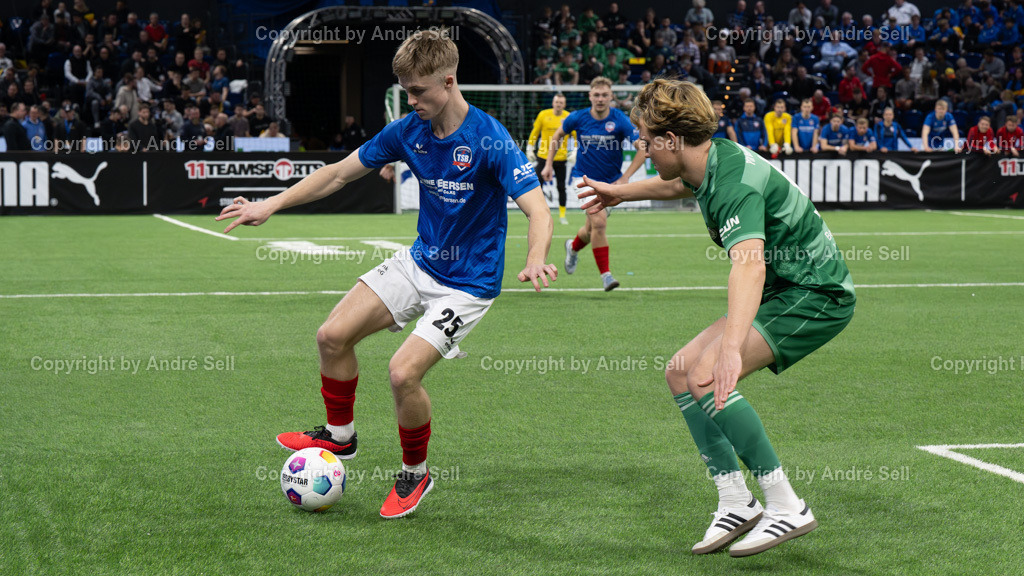 SHFV Lotto Masters 2024 | 20240113_7565, 13.01.2024, SHFV Lotto Masters 2024, Gruppe B, TSB Flensburg (blau) vs. PSV Neumünster (grün), William Baxter (TSB #25) / Mats Melahn (PSV #6) - Realisiert mit Pictrs.com