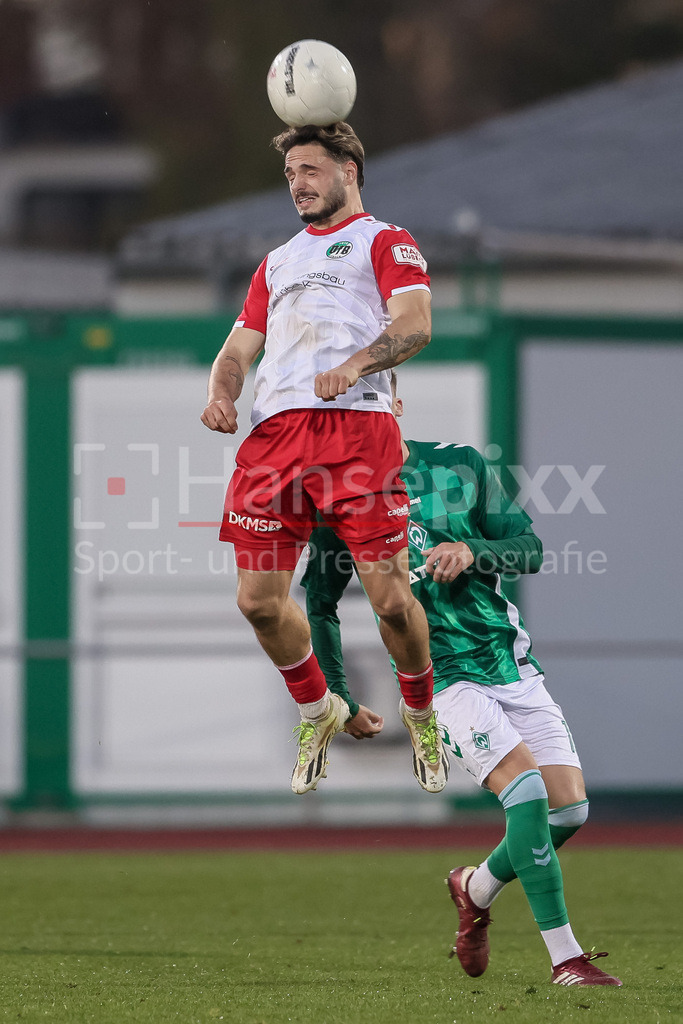 Fussball, Regionalliga Nord, SV Werder Bremen II - VfB Lübeck | v.li.: Robin Kölle (VfB Lübeck, 2) und Dennis Lütke-Frie (SV Werder Bremen II, 10) im Kopfballduell, Kopfball, Zweikampf, Action, Aktion, Spielszene