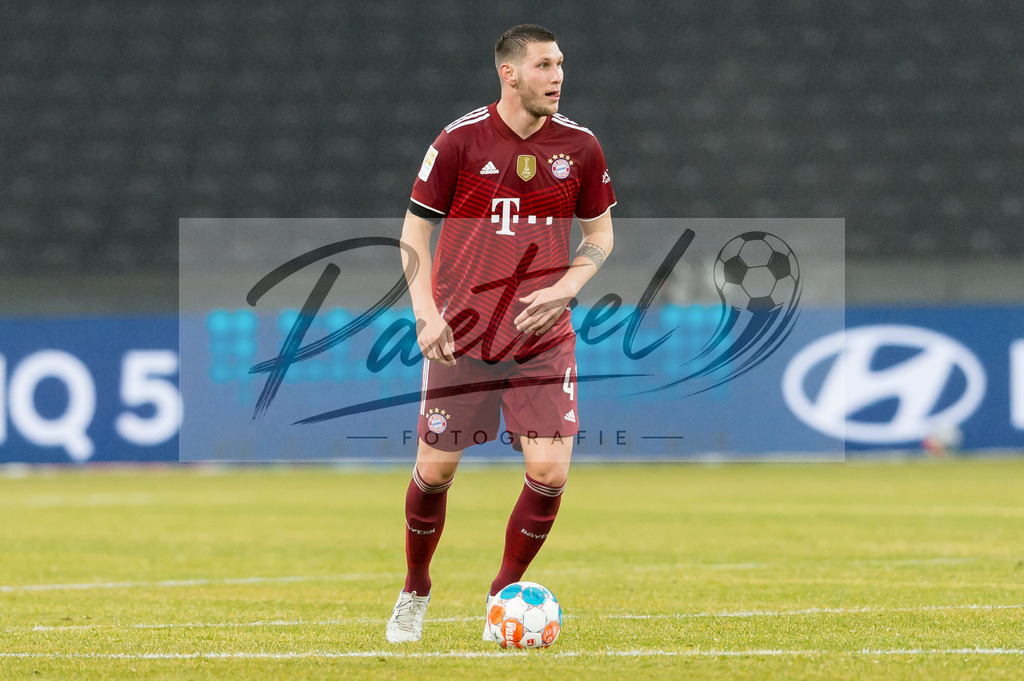 BSCFCB20220123_300 | Fussball, Herren: Niklas Suele (FC Bayern Muenchen) in Aktion, am Ball, Einzelaktion bei dem Spiel der 1. Bundesliga zwischen Hertha BSC und FC Bayern Muenchen im Olypiastadion am 23.01.2022 in Berlin, Deutschland.DFB / DFL REGULATIONS PROHIBIT ANY USE OF PHOTOGRAPHS AS IMAGE SEQUENCES AND/OR QUASI-VIDEO. - Realisiert mit Pictrs.com