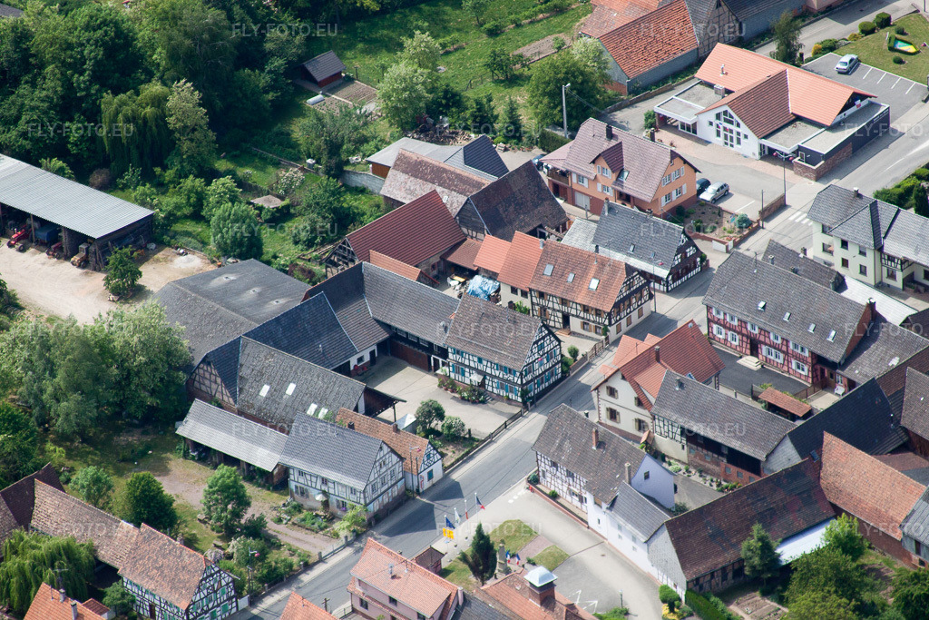 Vue aérienne: Rue Principale avec Salle des fêtes Niederlauterbach à Niederlauterbach dans le département Bas Rhin, France – .Photo: IMG_40957(40936).jpg prise le 08/05/2011 par Werner Riehm/FLY-FOTO.eu – Résolution de l'original: 4752 x 3168 px