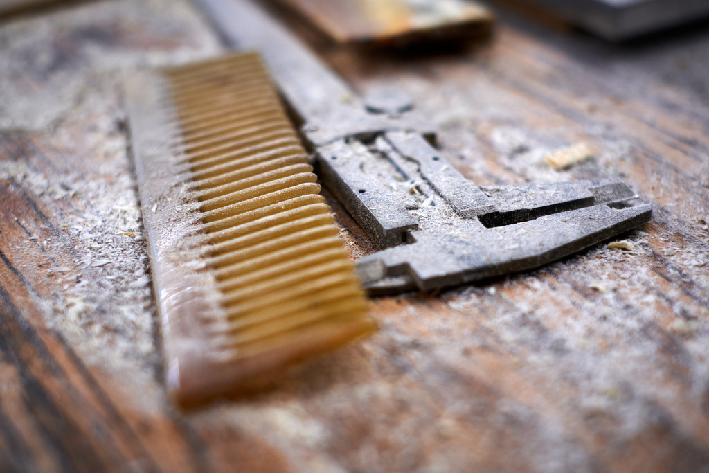 Hornmanufaktur, Schublehre mit Hornkamm | Wien, Austria - August 09, 2022; Hornmanufaktur Thomas Petz; Hornmanufaktur, Schublehre mit Hornkamm. - Realisiert mit Pictrs.com