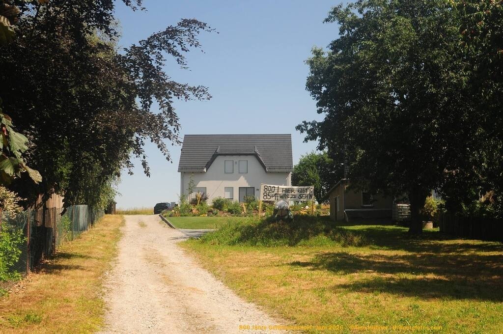 Geißmannsdorf-2026-Ortsbilder-045 | Geißmannsdorf bei Bischofswerda im Sommer 2026. Ein fotografischer Streifzug durch das Dorf Geißmannsdorf, mit Gebäuden, Straßen, Strohpuppen und geschmückten Vorgärten und Grundstücken anlässlich der 800-Jahr-Feier von Geißmannsdorf im Juni 2026 - Realisiert mit Pictrs.com