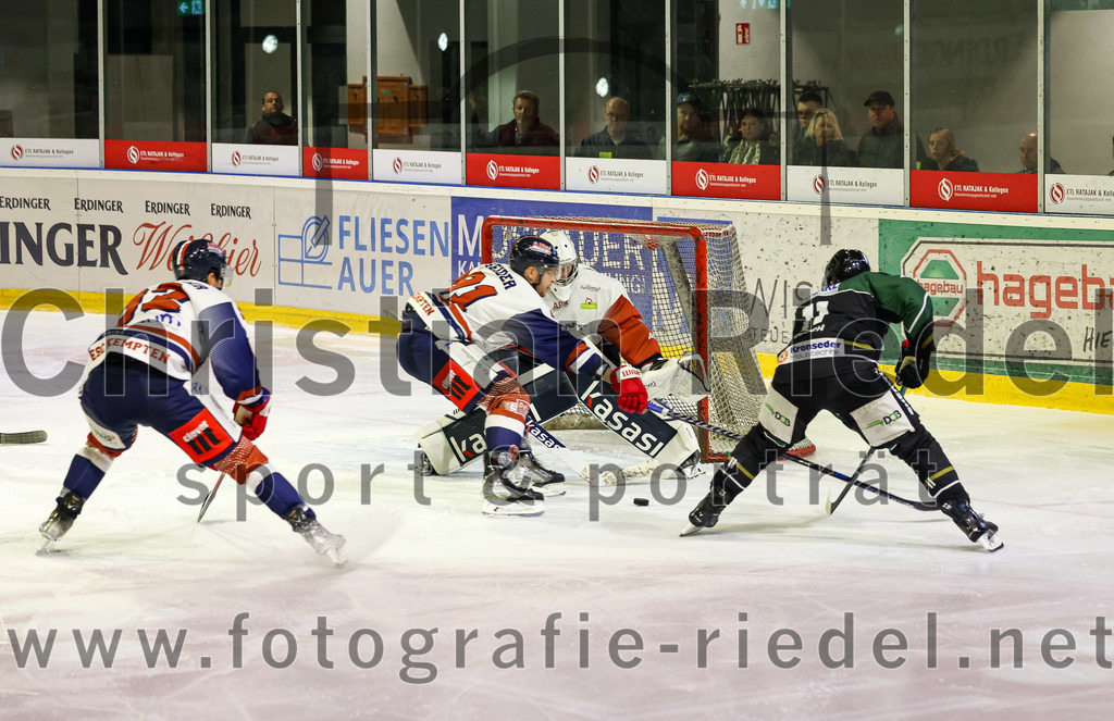 2022-10-23_087_TSV_Erding_gegen_ESC_Kempten | Erding, Deutschland, 23.10.2022:
Eishockey, Bayernliga 2022 / 2023, 7. Spieltag, TSV Erding gegen ESC Kempten, Endergebnis: 

Mauro Seider (ESC Kempten, #91), Torwart David Blaschta (ESC Kempten, #1), Sebastian Busch (Erding Gladiators, #11)

Foto: Christian Riedel / fotografie-riedel.net