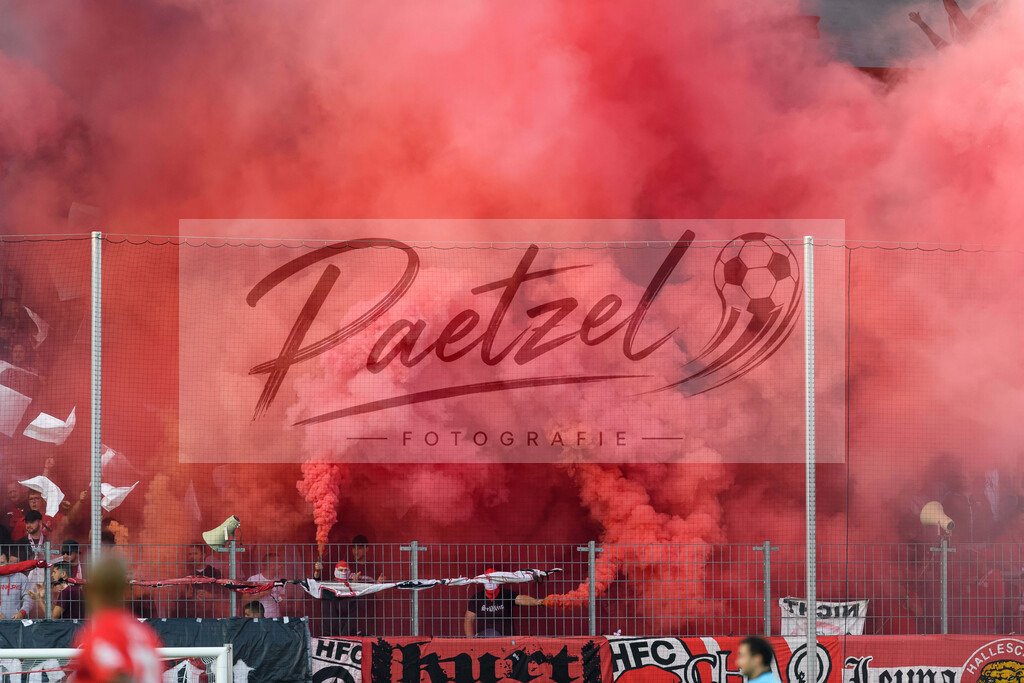 HFCFCK20210824_008 | Fussball, Herren: . Fans vom Hallescher FC mit Pyrotechnik beim Spiel der 3. Liga zwischen Hallescher FC und 1. FC Kaiserslautern im Leuna-Chemie-Stadion am 24.08.2021 in Halle (Saale), Deutschland. - Realisiert mit Pictrs.com