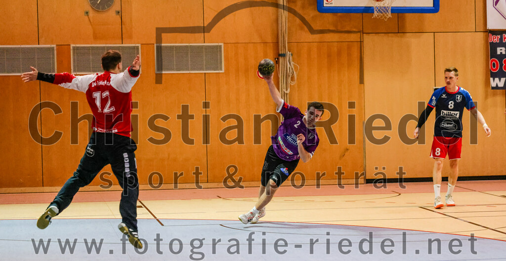 2023-10-14_080_SpVgg_Altenerding_gegen_HSG_Freising_Neufahrn | Erding, Deutschland, 14.10.2023:
Handball, Bezirksoberliga Männer 2023 / 2024, 4. Spieltag, SpVgg Altenerding gegen HSG Freising-Neufahrn, Endergebnis: 27:26

Torwart Niklas Schieck (HSG Freising-Neufahrn, #12), Joseph Wyhnalek (SpVgg Altenerding, #2), Konstantin Vopel (HSG Freising-Neufahrn, #8)

Foto: Christian Riedel / fotografie-riedel.net